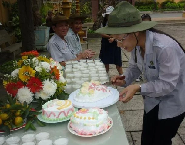 Huynh trưởng N.Hoa chỉn chu bánh cho buổi lễ - Ảnh: T.T